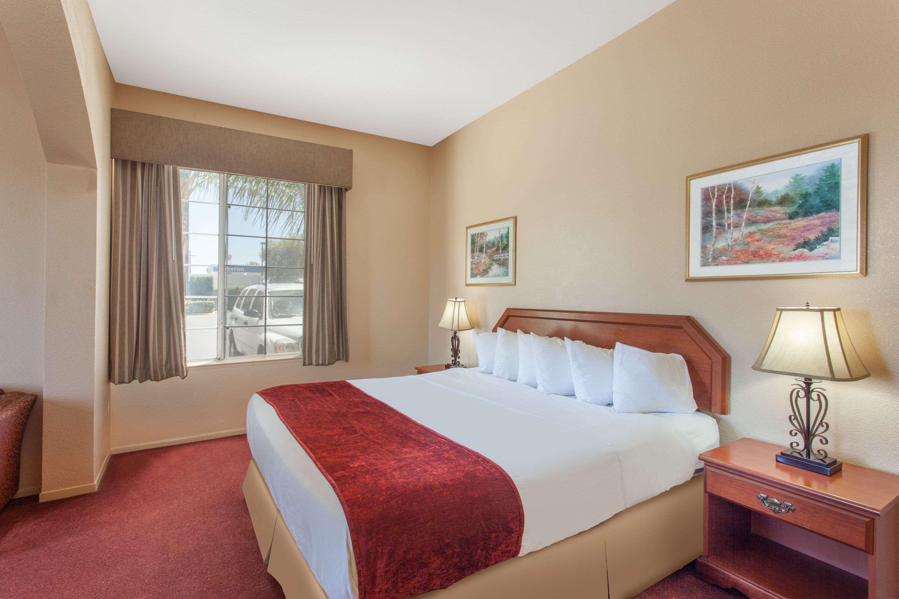 Hotel Ramada By Wyndham Fresno Northwest Esterno foto