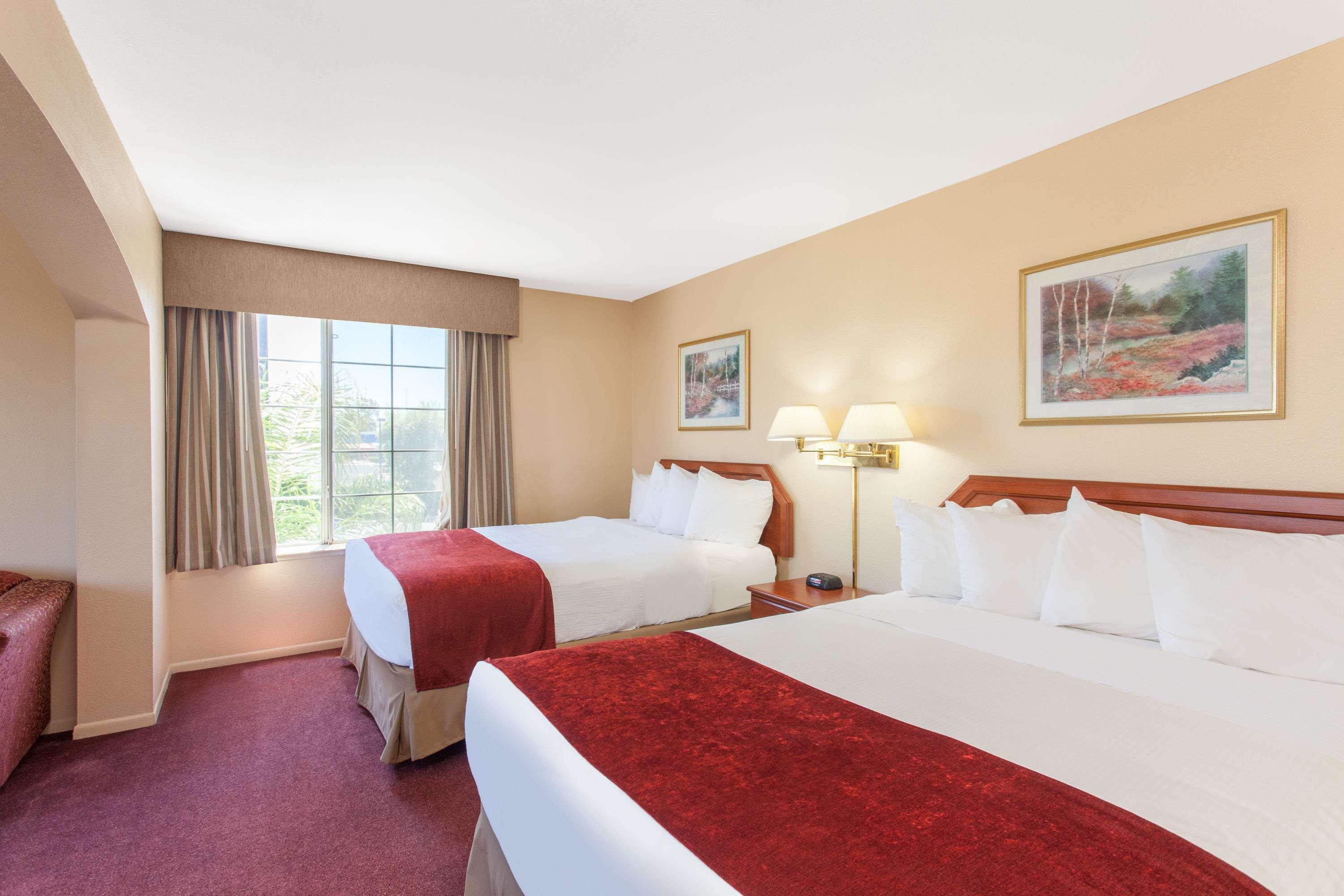 Hotel Ramada By Wyndham Fresno Northwest Esterno foto