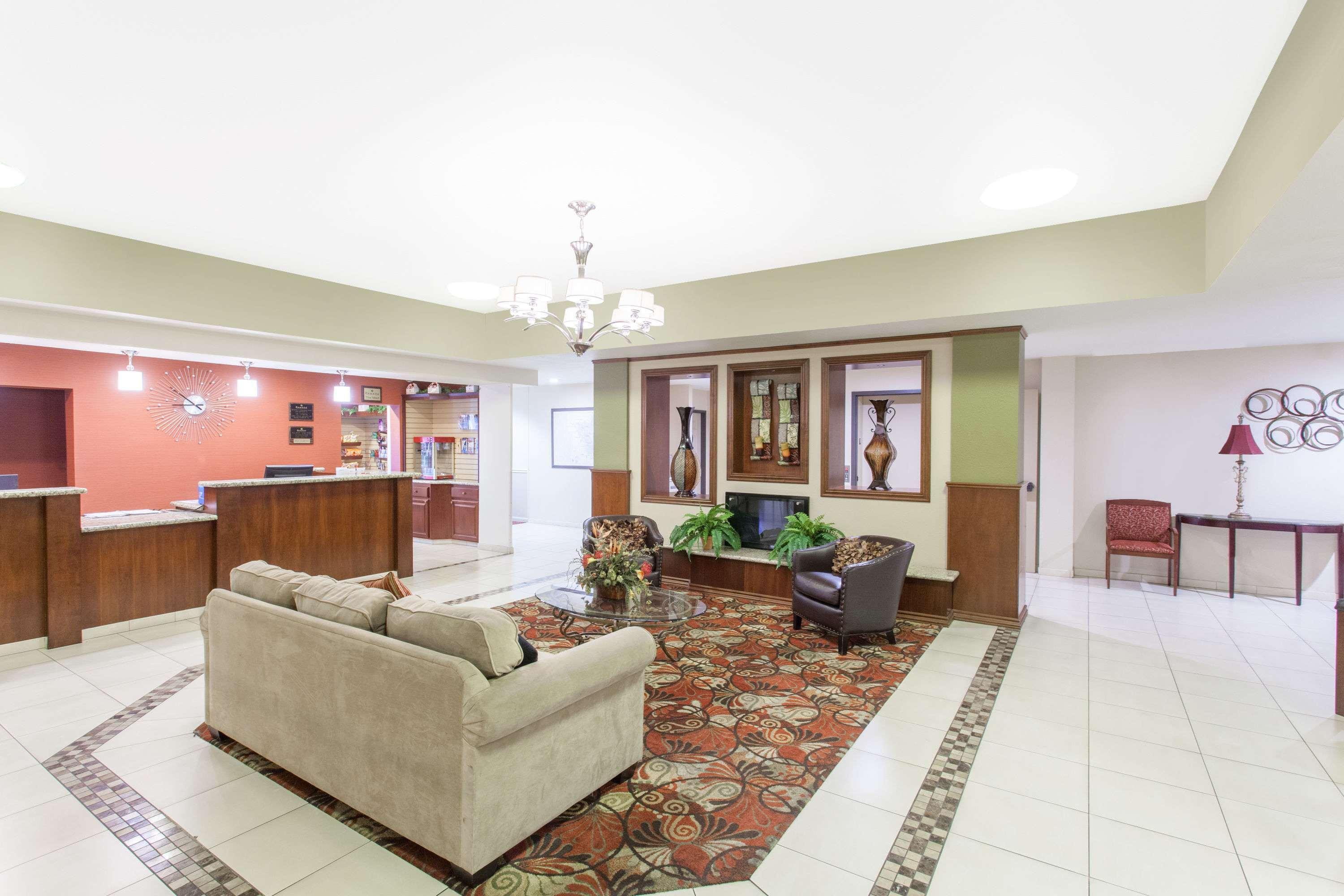 Hotel Ramada By Wyndham Fresno Northwest Esterno foto